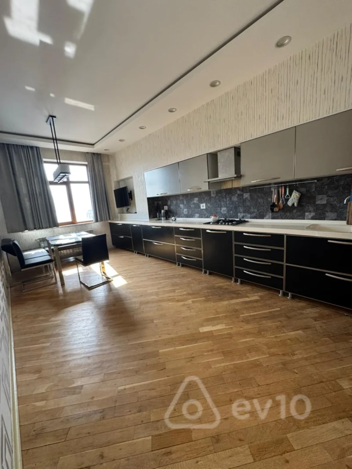 Kirayə verilir 3 otaqlı yeni tikili 130 m²