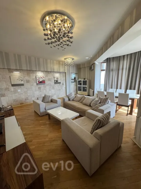 Kirayə verilir 3 otaqlı yeni tikili 130 m²
