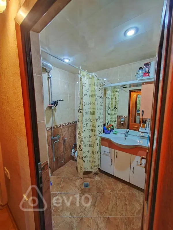 Satılır 2 otaqlı köhnə tikili 62 m²