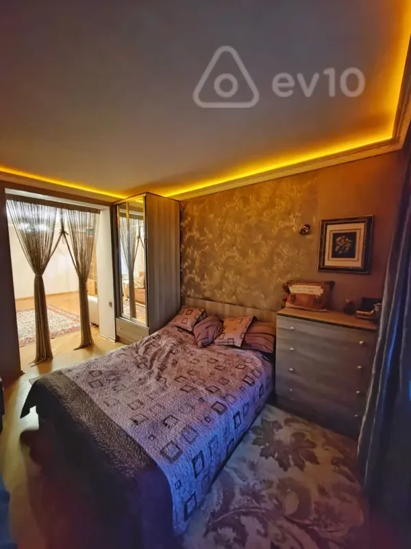 Satılır 2 otaqlı köhnə tikili 62 m²