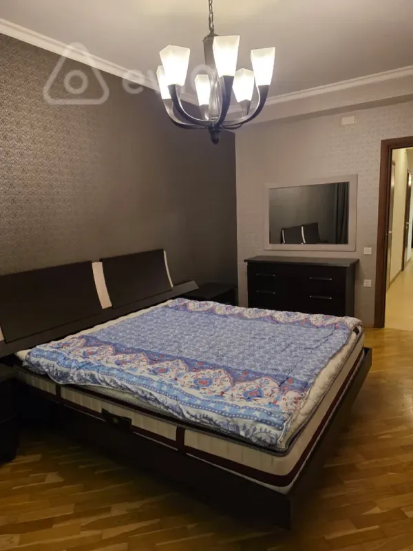 Kirayə verilir 4 otaqlı yeni tikili 140 m²