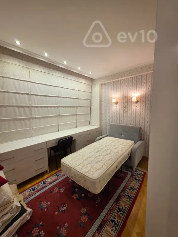 Kirayə verilir 4 otaqlı yeni tikili 140 m²
