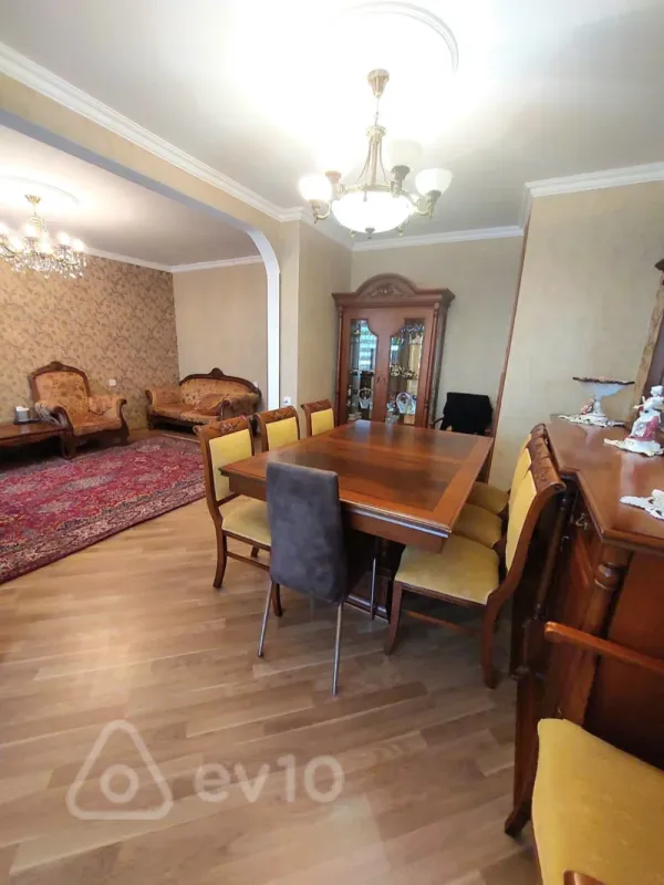 Satılır 4 otaqlı köhnə tikili 120 m²