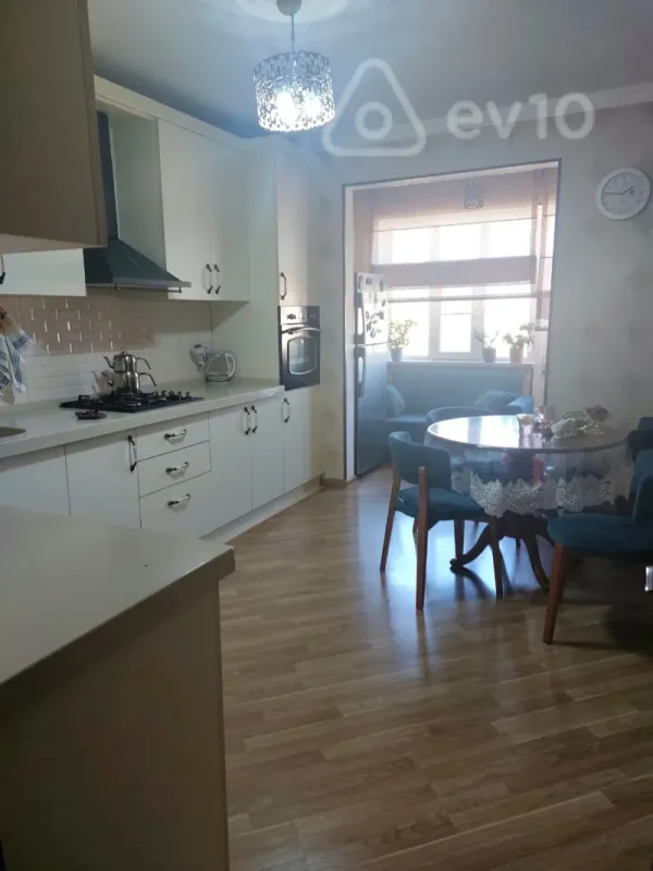 Satılır 4 otaqlı köhnə tikili 120 m²