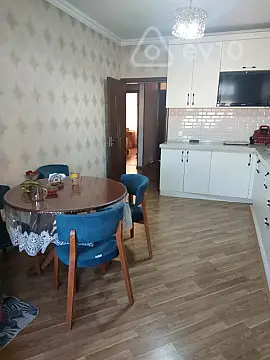 Satılır 4 otaqlı köhnə tikili 120 m²
