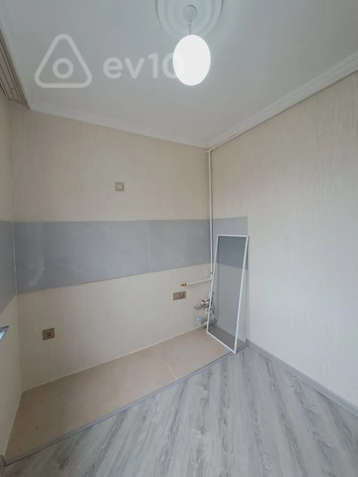Satılır 1 otaqlı köhnə tikili 35 m²