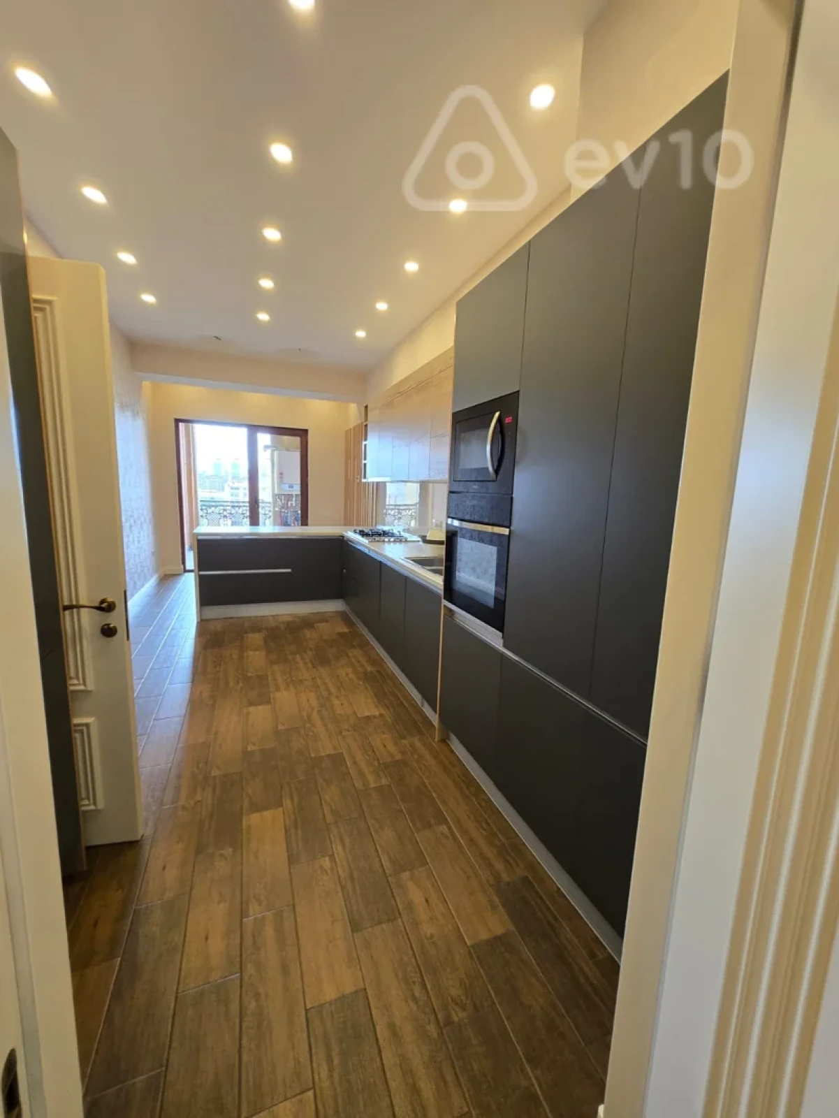 Kirayə verilir 5 otaqlı yeni tikili 250 m²