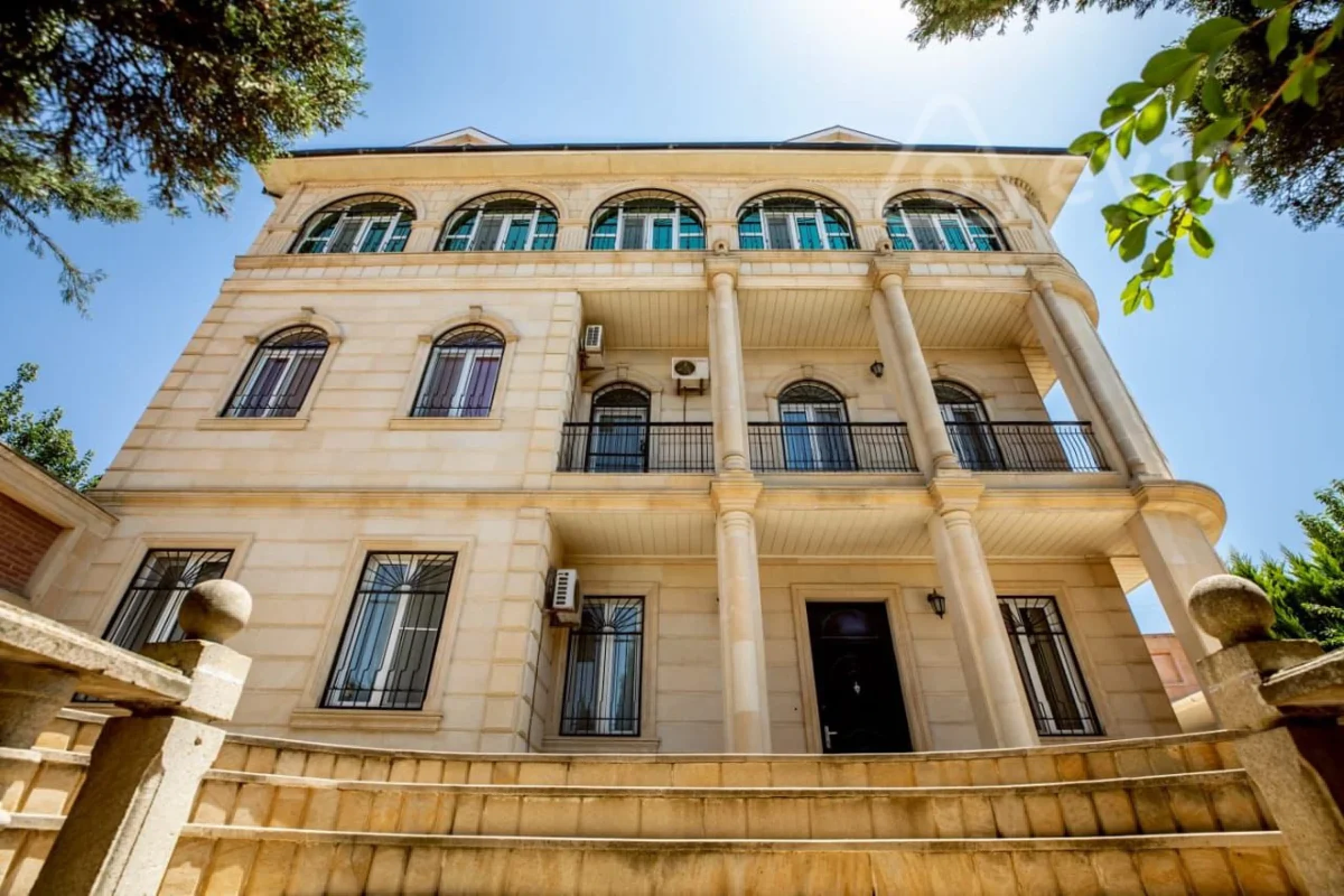 Satılır 7 otaqlı həyət evi 410 m²