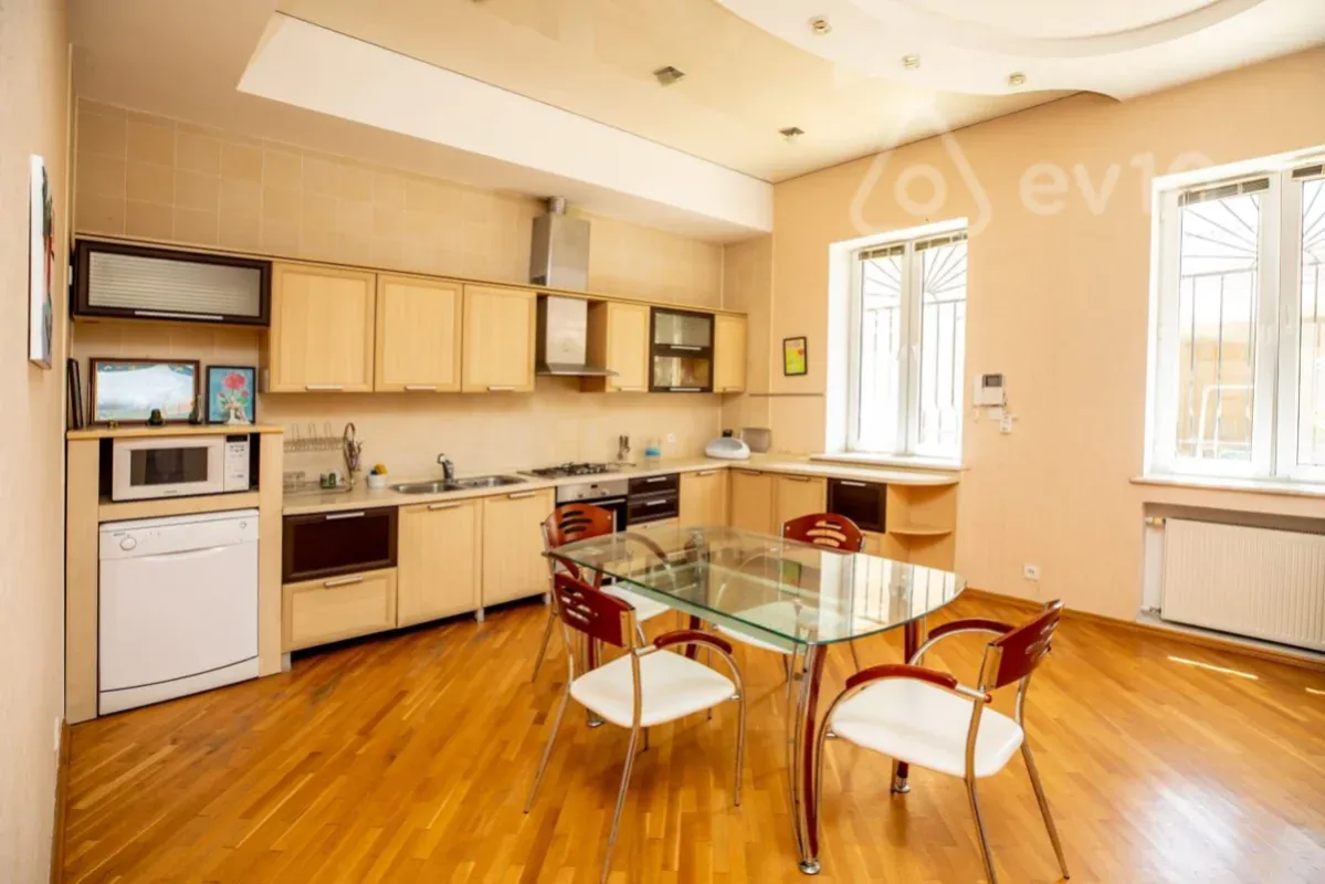 Satılır 7 otaqlı həyət evi 410 m²