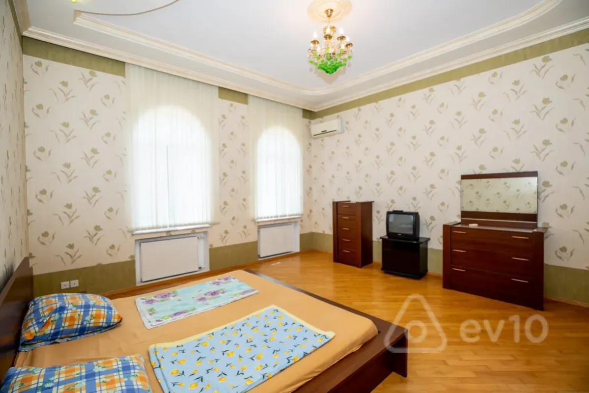Satılır 7 otaqlı həyət evi 410 m²