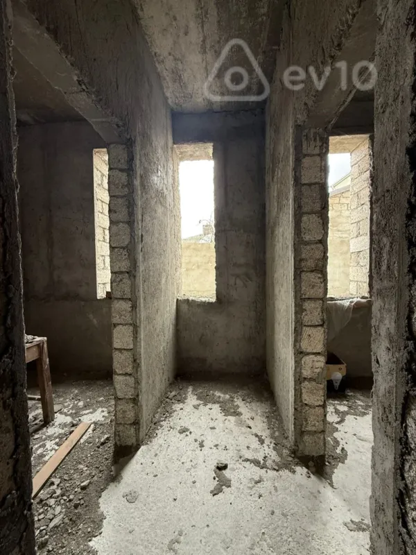 Satılır 4 otaqlı həyət evi 240 m²