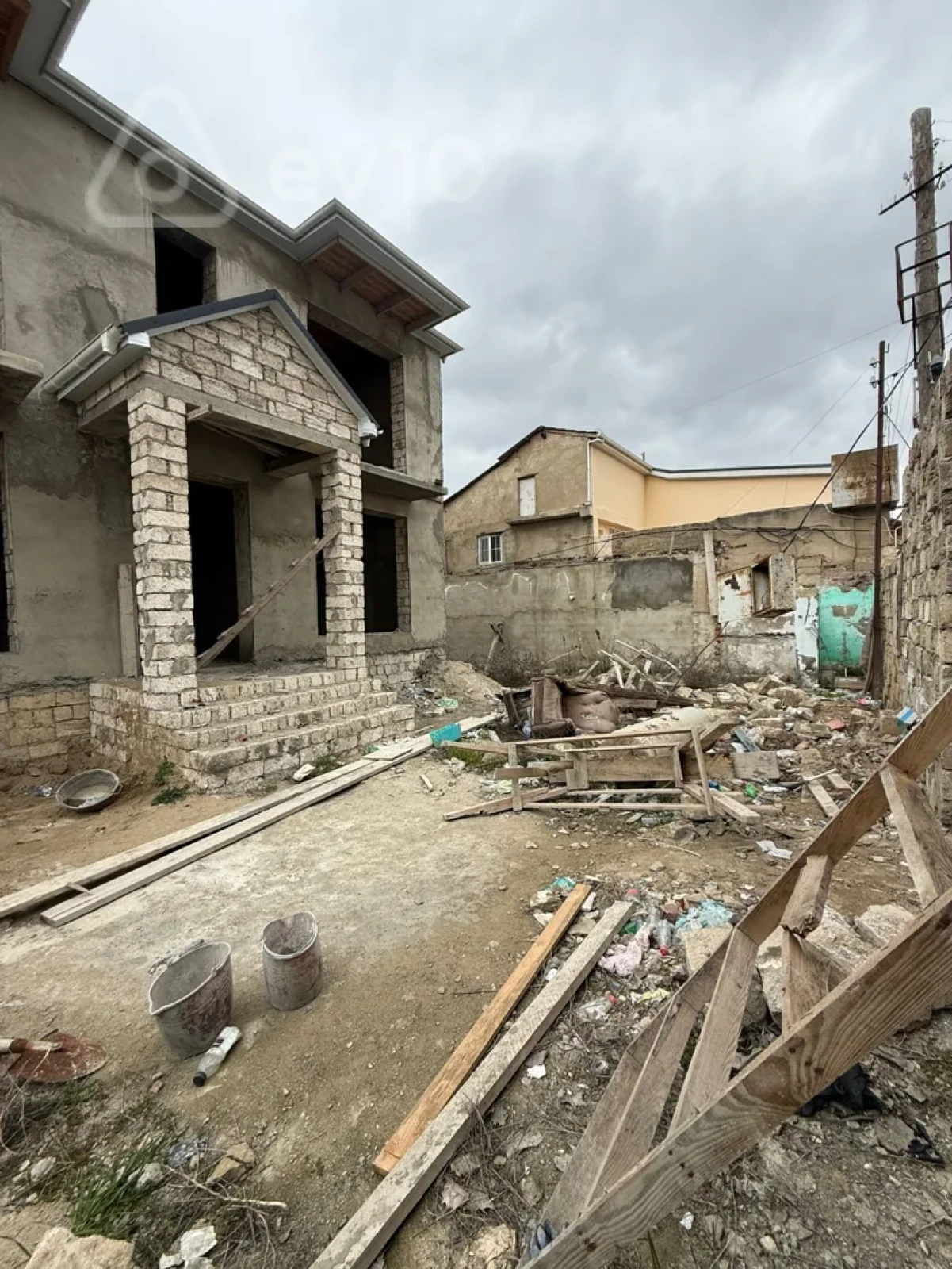 Satılır 4 otaqlı həyət evi 240 m²