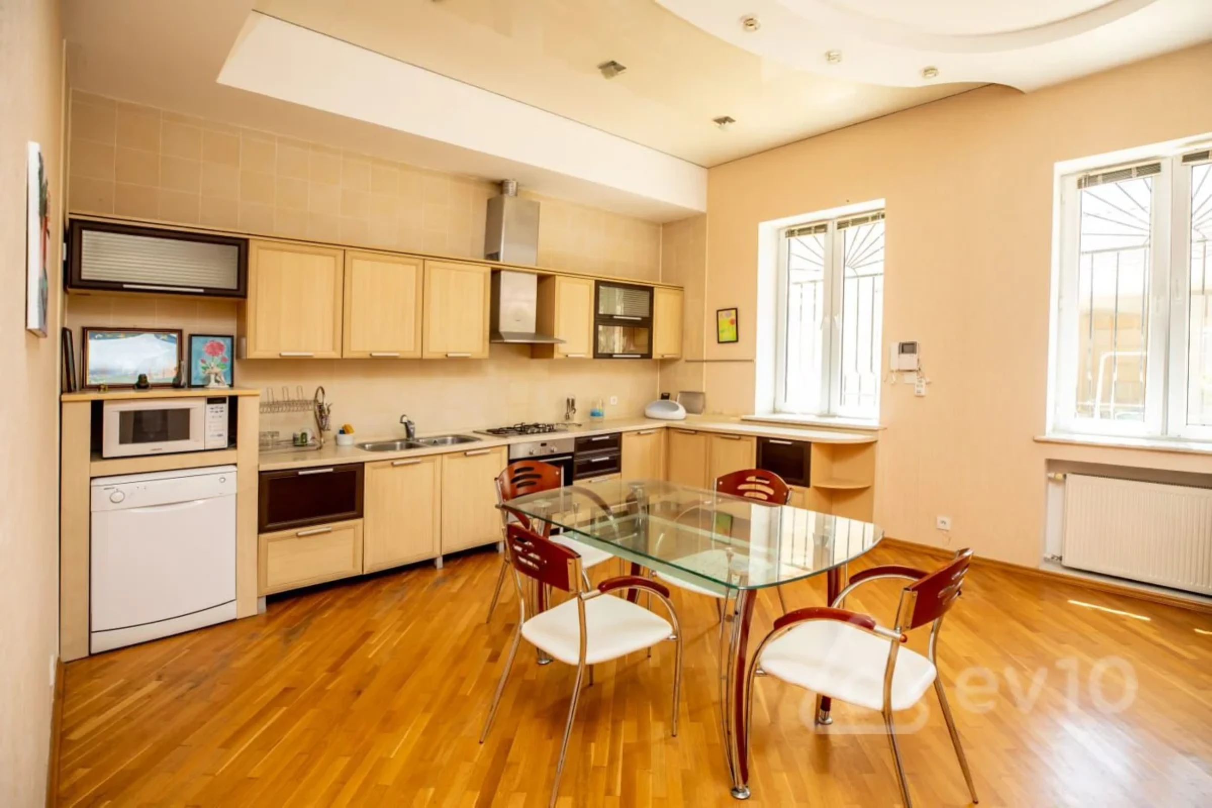 Satılır 6 otaqlı həyət evi 404.7 m²