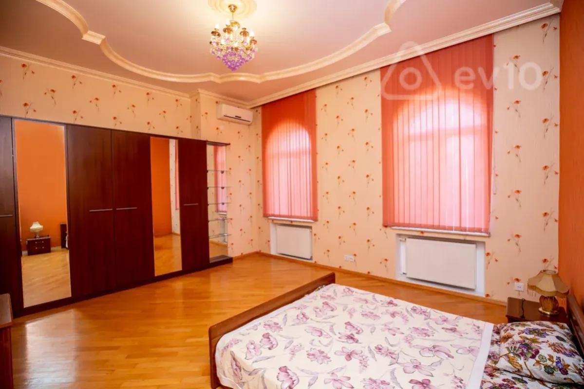 Satılır 6 otaqlı həyət evi 404.7 m²