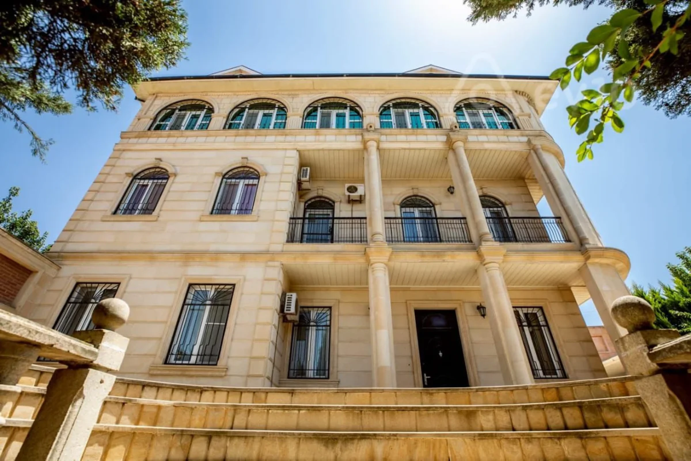 Satılır 6 otaqlı həyət evi 404.7 m²