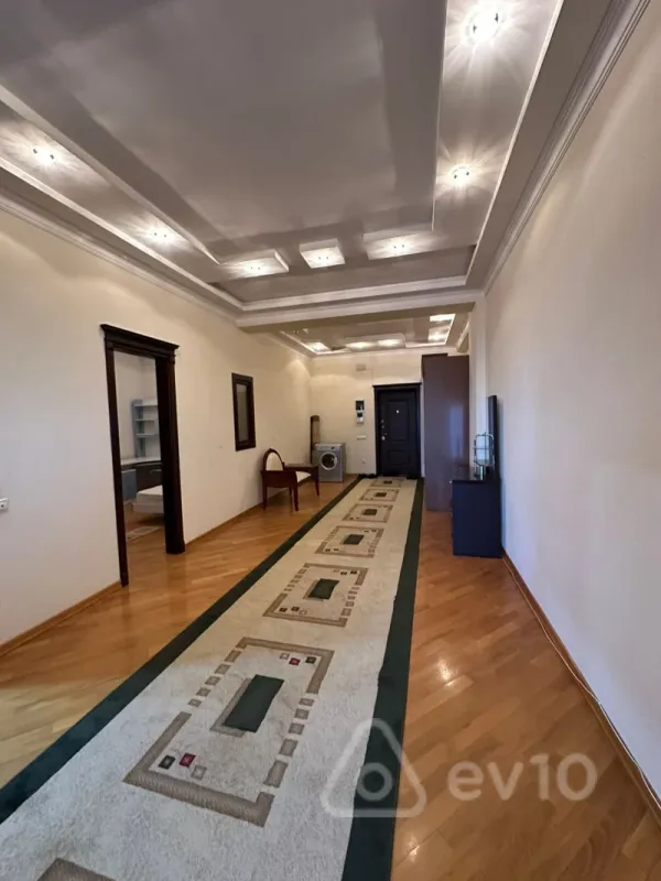 Satılır 4 otaqlı yeni tikili 180 m²