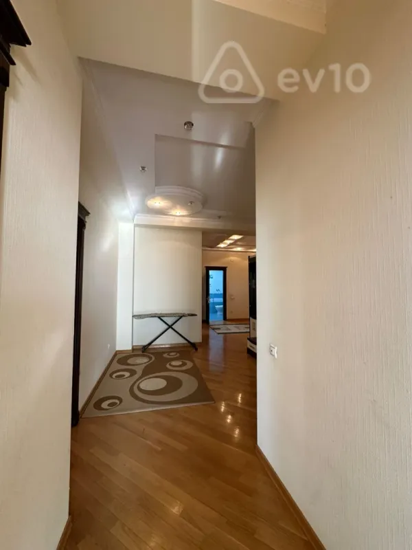 Satılır 4 otaqlı yeni tikili 180 m²