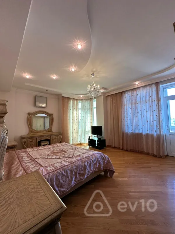 Satılır 4 otaqlı yeni tikili 180 m²