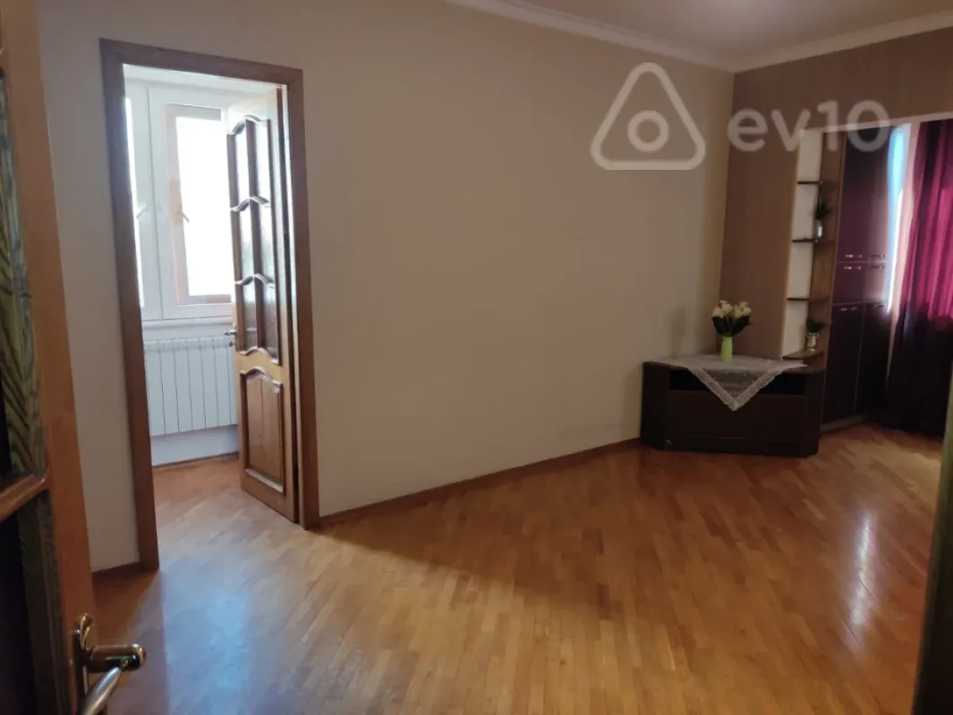 Satılır 2 otaqlı köhnə tikili 60 m²