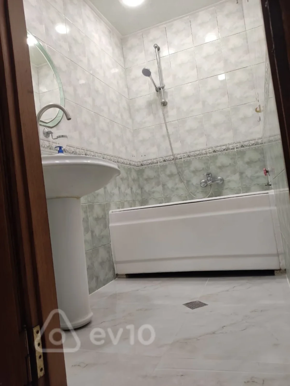 Satılır 2 otaqlı köhnə tikili 60 m²