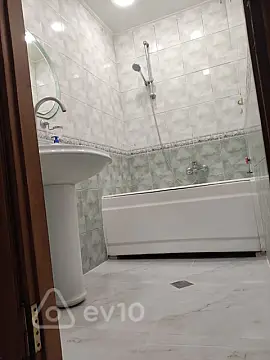Satılır 2 otaqlı köhnə tikili 60 m²