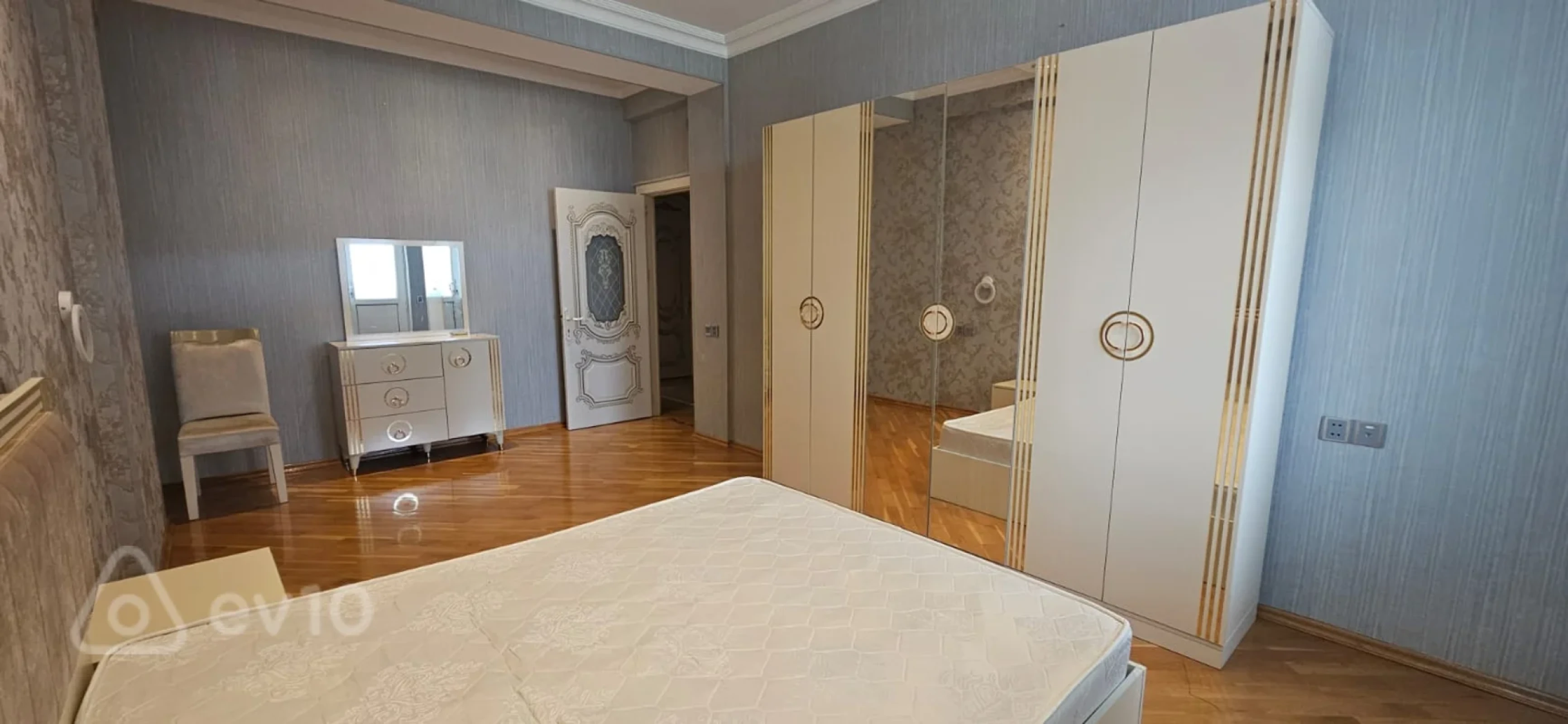 Kirayə verilir 3 otaqlı yeni tikili 130 m²