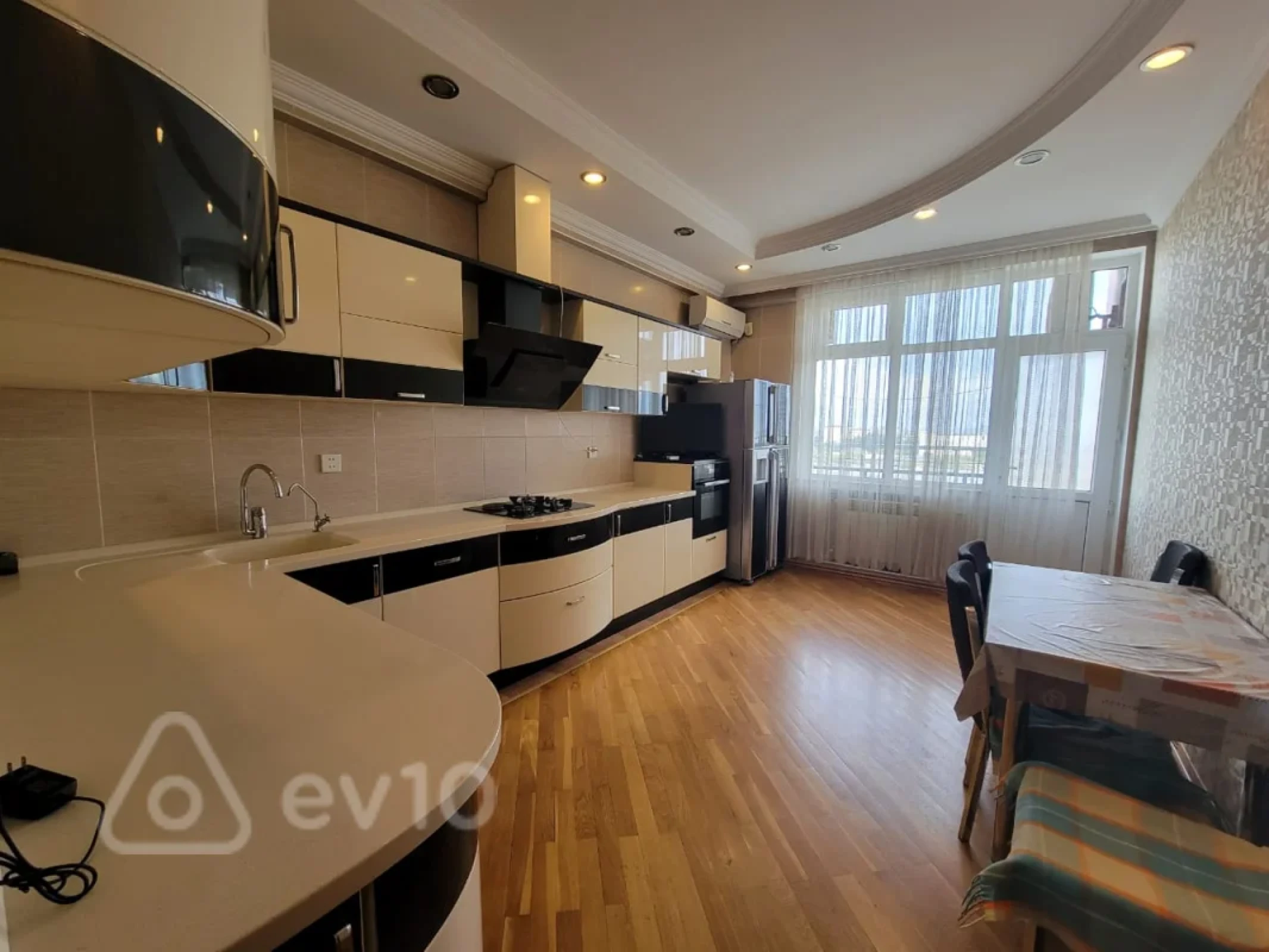 Kirayə verilir 3 otaqlı yeni tikili 130 m²