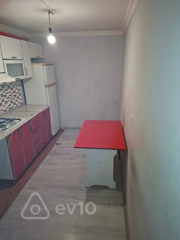 Kirayə verilir 2 otaqlı köhnə tikili 50 m²