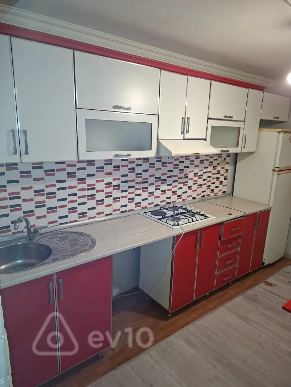 Kirayə verilir 2 otaqlı köhnə tikili 50 m²