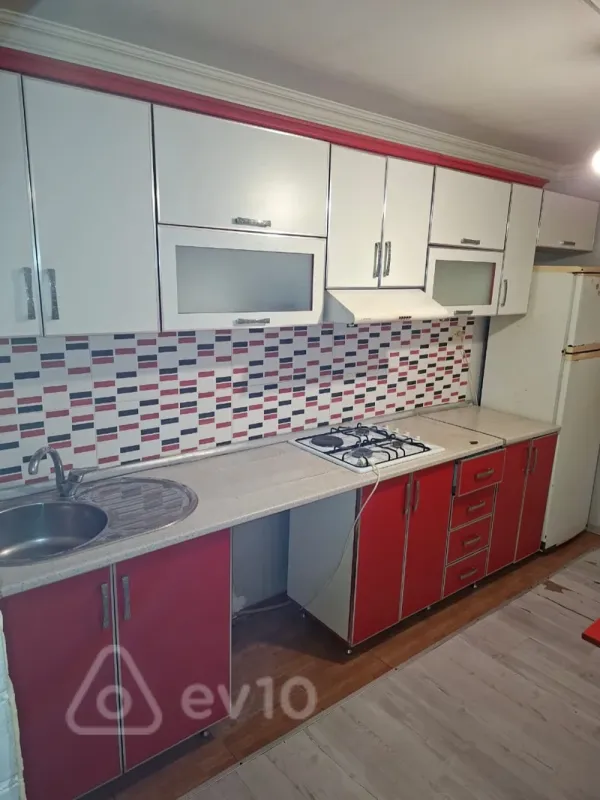 Kirayə verilir 2 otaqlı köhnə tikili 50 m²