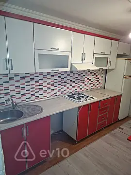 Kirayə verilir 2 otaqlı köhnə tikili 50 m²