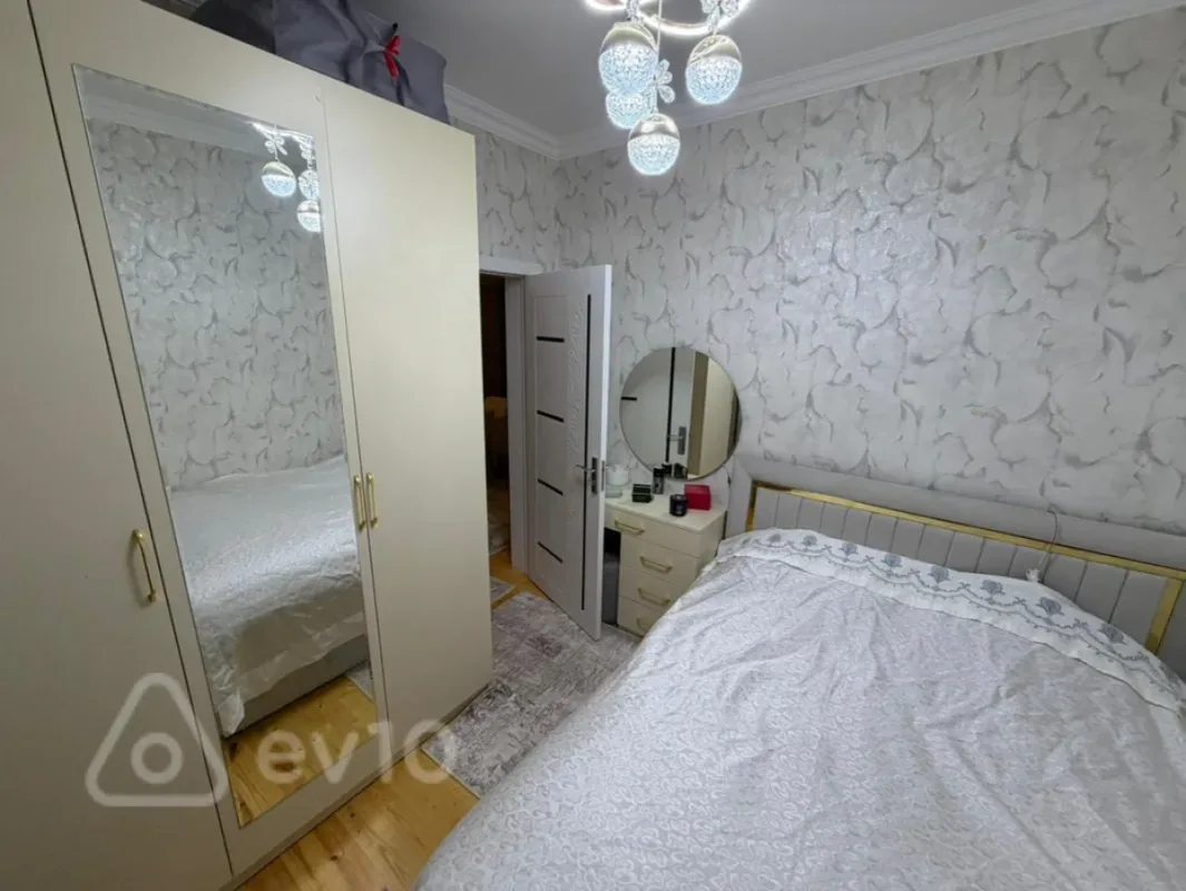 Satılır 2 otaqlı köhnə tikili 55 m²
