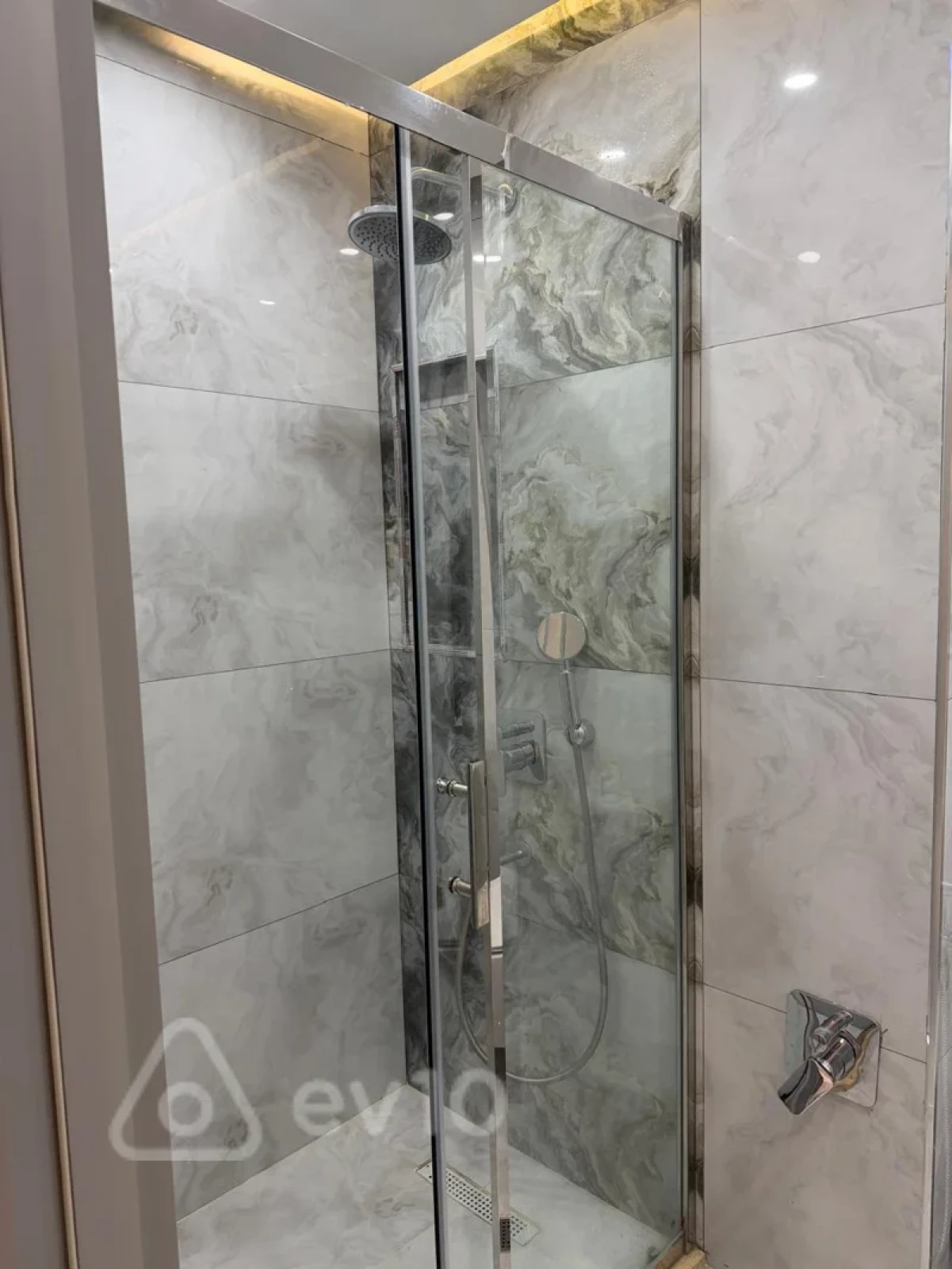 Kirayə verilir 2 otaqlı yeni tikili 91 m²