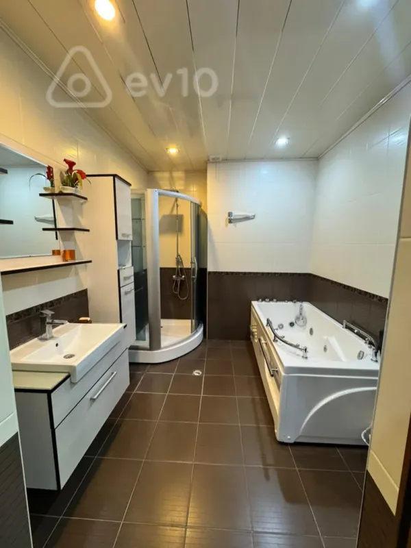 Kirayə verilir 3 otaqlı yeni tikili 130 m²