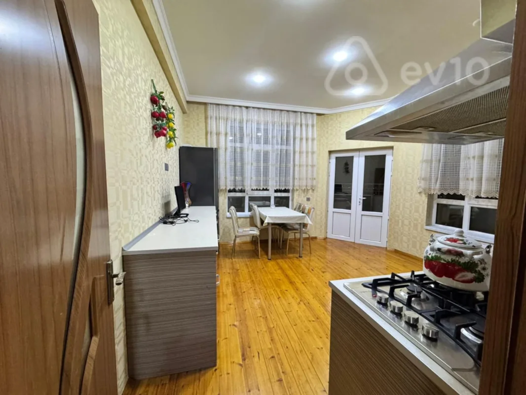 Kirayə verilir 3 otaqlı yeni tikili 130 m²