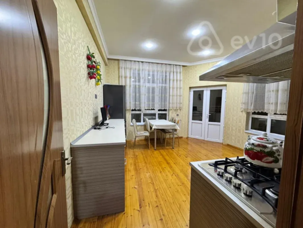 Kirayə verilir 3 otaqlı yeni tikili 130 m²