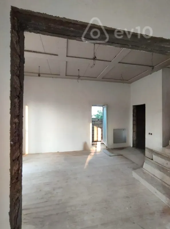 Satılır 5 otaqlı həyət evi 140 m²