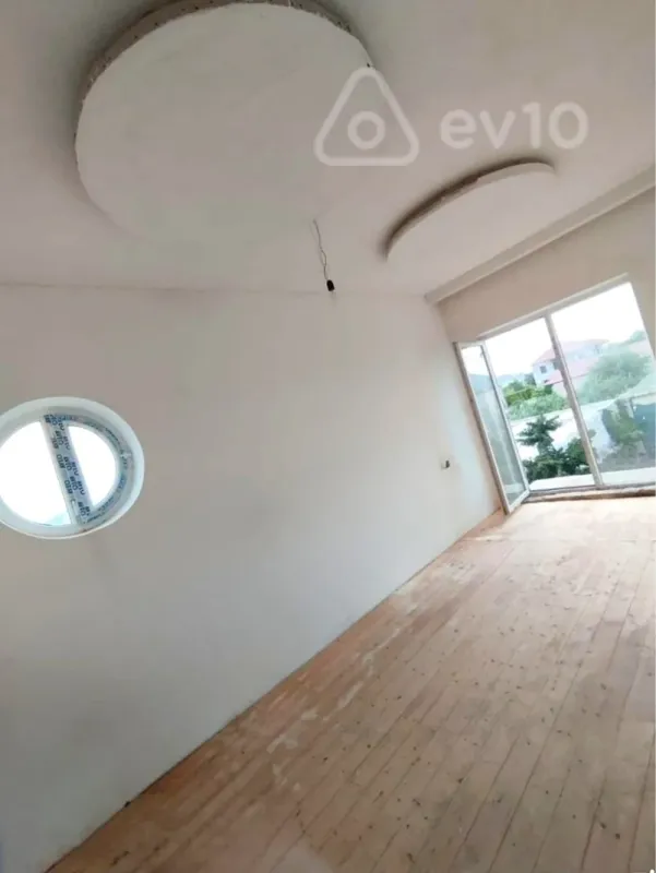 Satılır 5 otaqlı həyət evi 140 m²