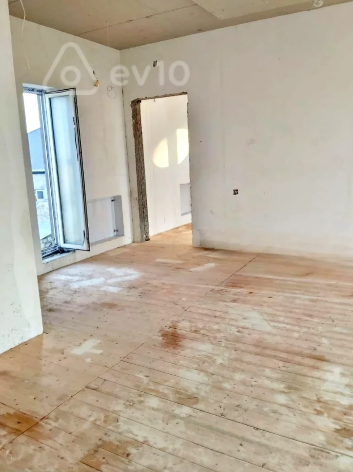 Satılır 5 otaqlı həyət evi 140 m²
