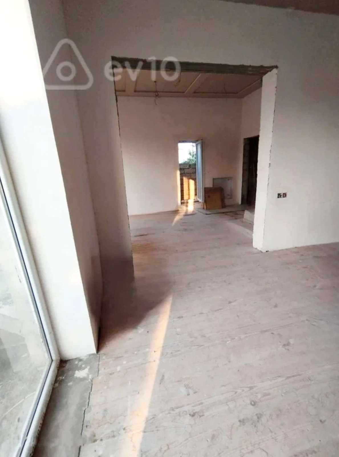 Satılır 5 otaqlı həyət evi 140 m²