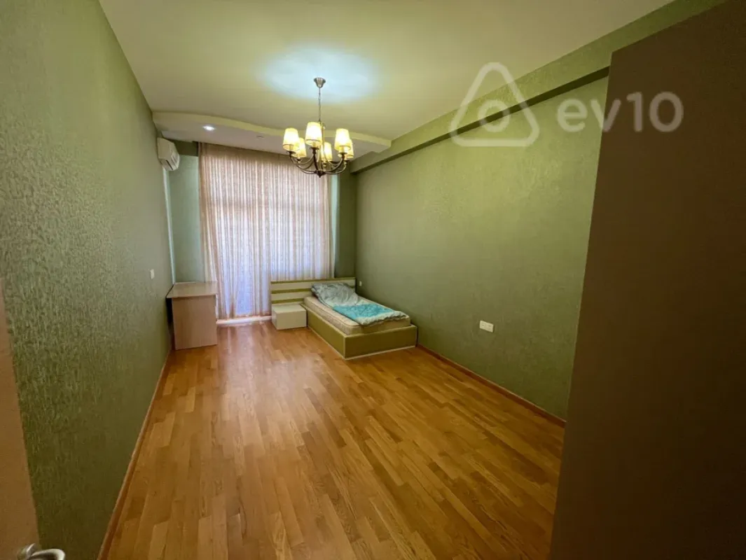 Kirayə verilir 4 otaqlı yeni tikili 200 m²