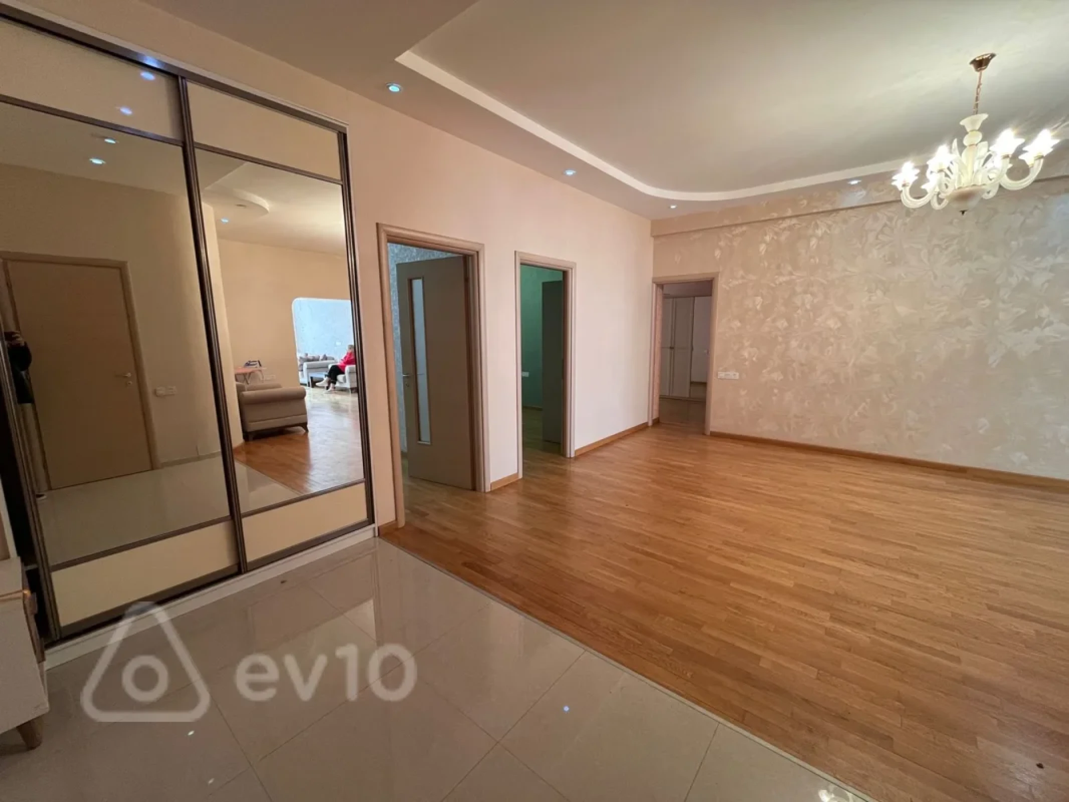 Kirayə verilir 4 otaqlı yeni tikili 200 m²