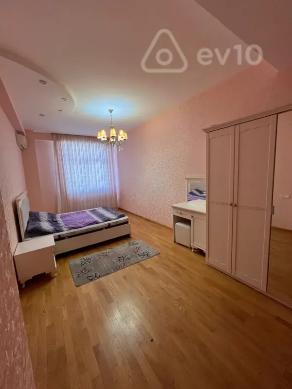 Kirayə verilir 4 otaqlı yeni tikili 200 m²