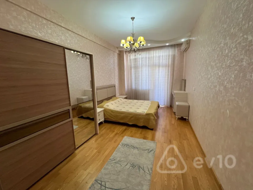 Kirayə verilir 4 otaqlı yeni tikili 200 m²