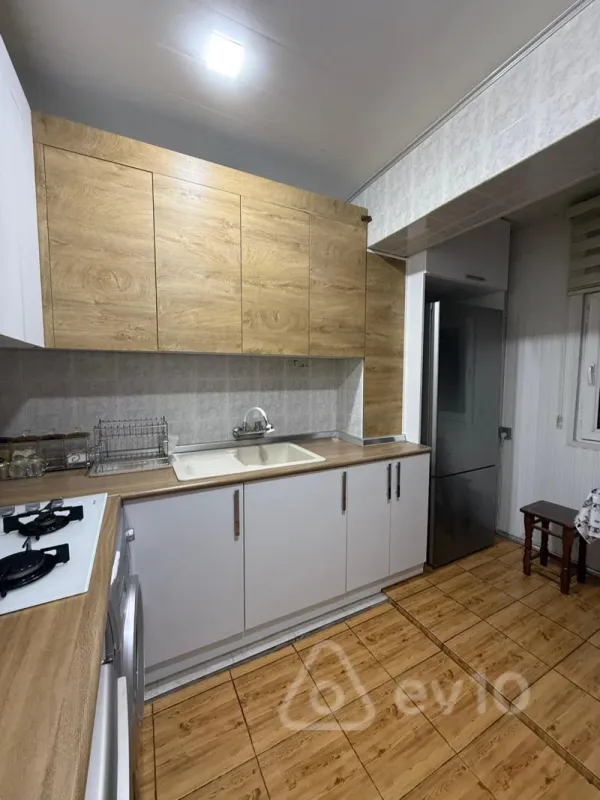 Satılır 4 otaqlı köhnə tikili 100 m²