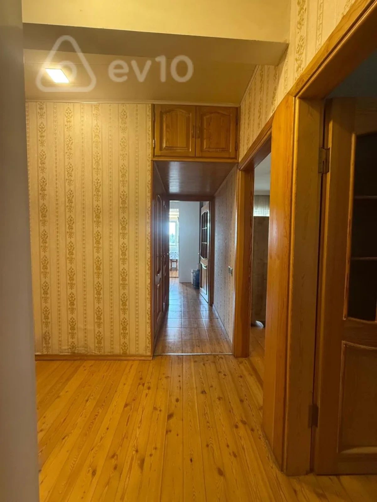 Satılır 4 otaqlı köhnə tikili 100 m²