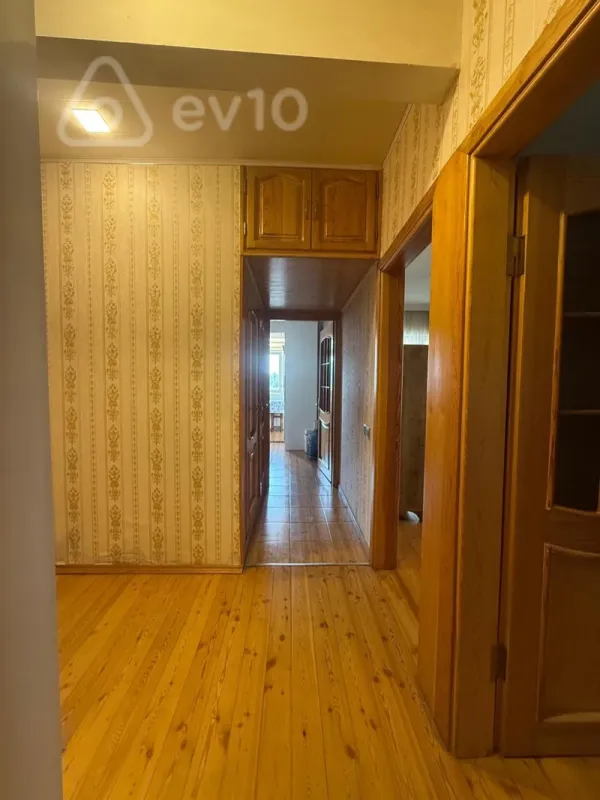 Satılır 4 otaqlı köhnə tikili 100 m²