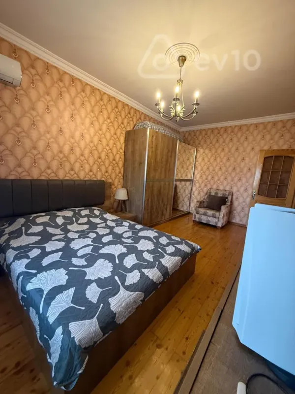 Satılır 4 otaqlı köhnə tikili 100 m²