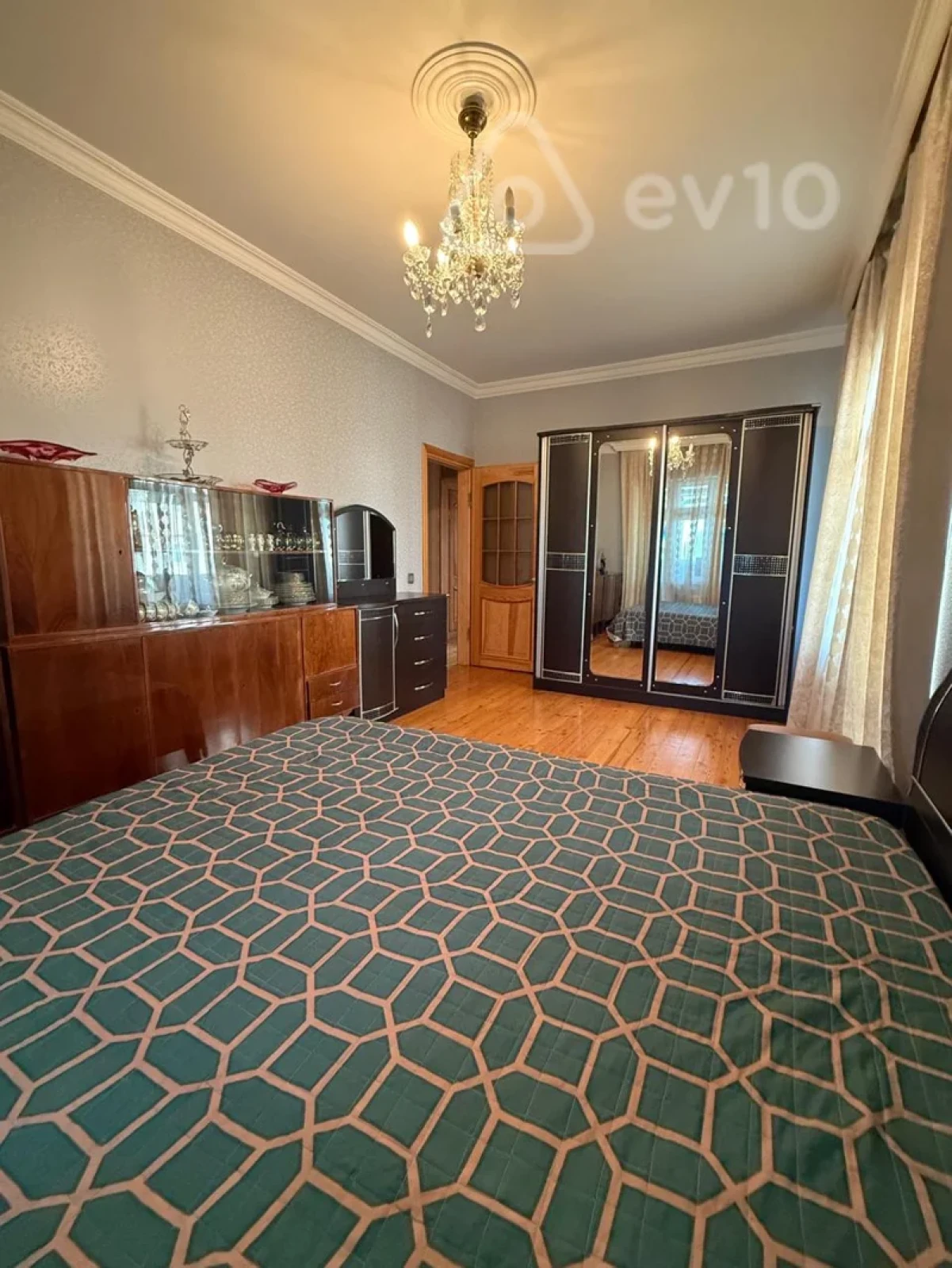 Satılır 4 otaqlı köhnə tikili 100 m²