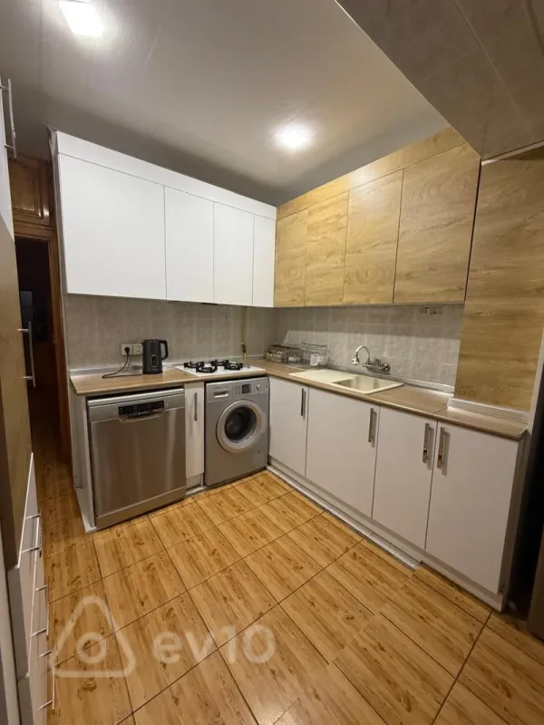 Satılır 4 otaqlı köhnə tikili 100 m²